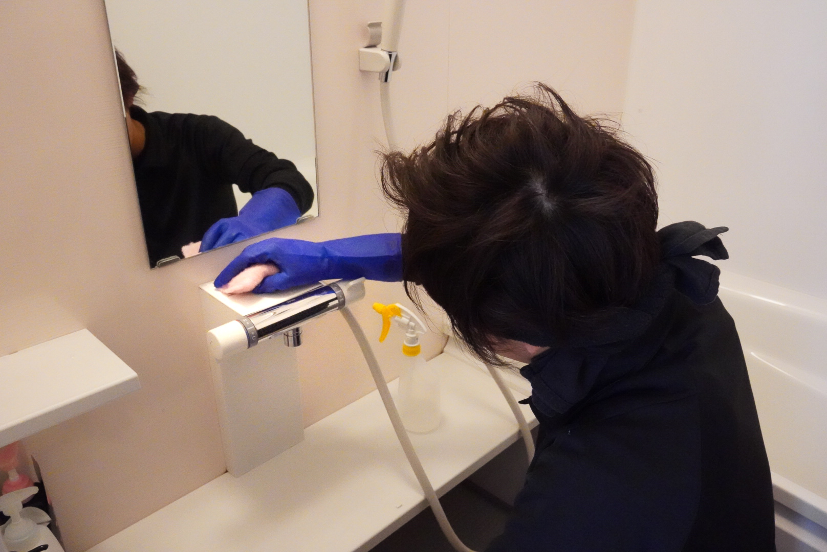 浴室クリーニング作業中