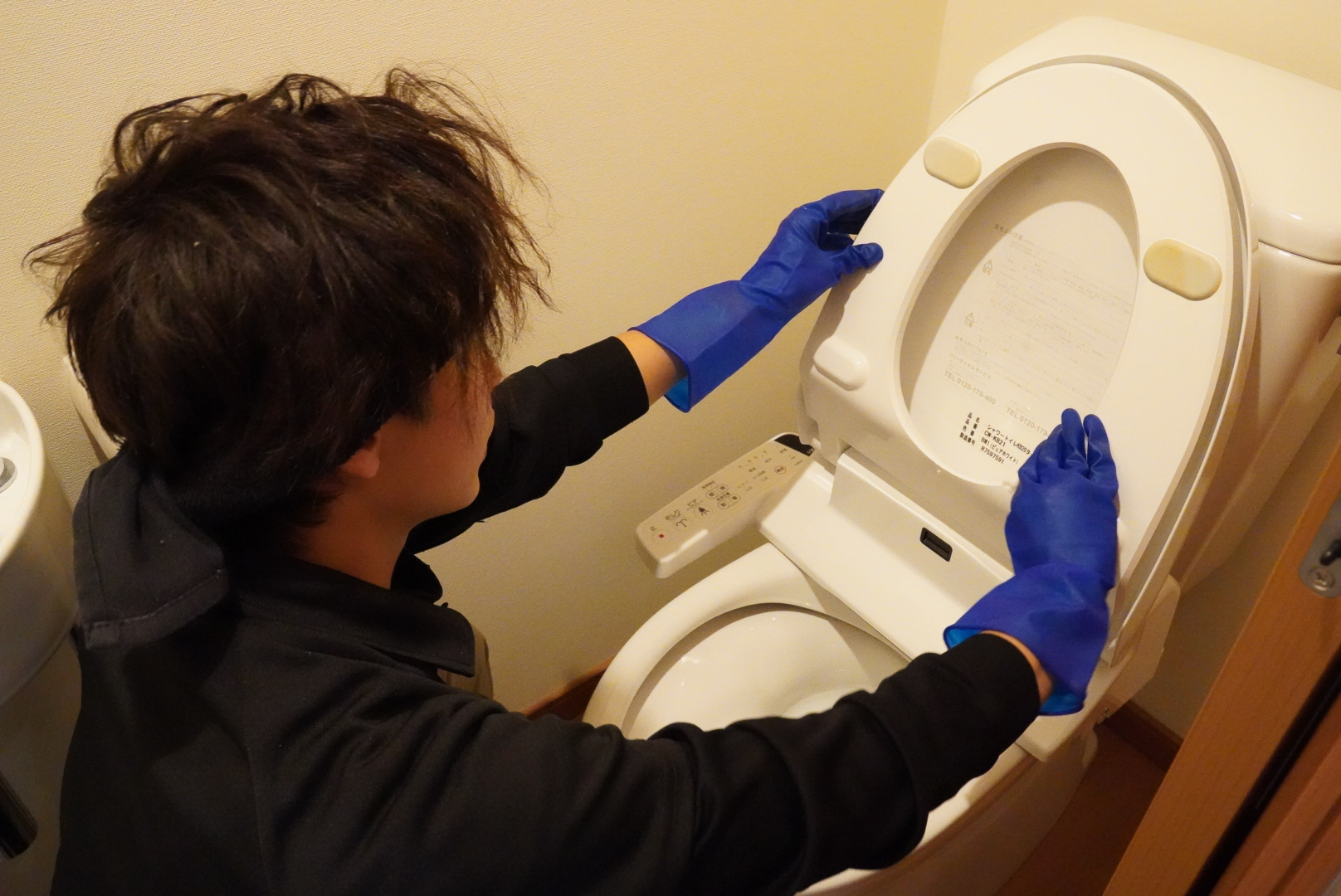 トイレ・洗面台クリーニング作業中